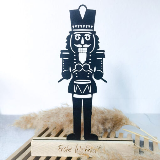 TheVectorins Vectordatei "Nussknacker" als Klötzchenaufsteller. Aus Holz gelasert und im Anschluss Schwarz lackiert