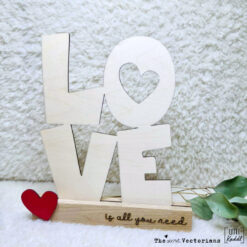 TheVectorians_Aufsteller Love_Holz gelasert