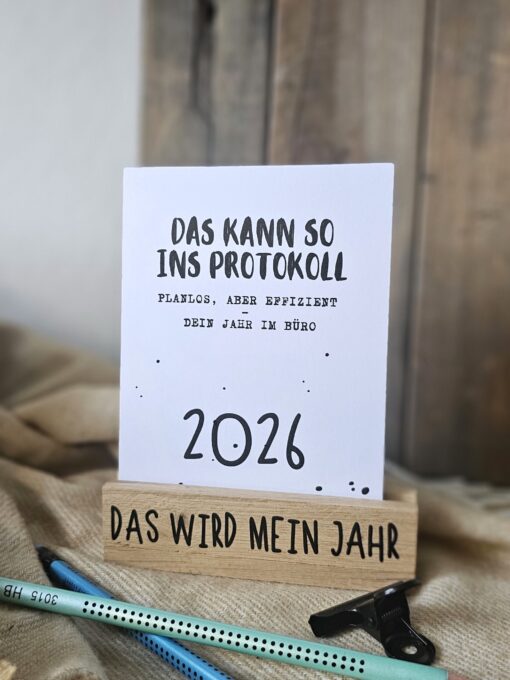 Bürokalender 2026 von The Vectorians Jahreskalender Tischkalender mit Holzfuß und Foldover Klammer im Baumwollbeutel