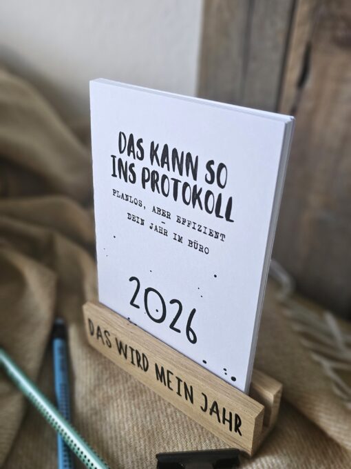 Bürokalender 2026 von The Vectorians Jahreskalender Tischkalender mit Holzfuß und Foldover Klammer im Baumwollbeutel