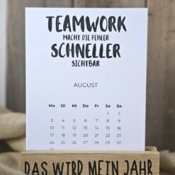 Bürokalender 2026 von The Vectorians Jahreskalender Tischkalender mit Holzfuß und Foldover Klammer im Baumwollbeutel