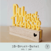 3D-gedruckter Schriftzug „Du bist 1. Klasse“ als Steckelement auf einem Holzklötzchen zur Einschulungsdeko
