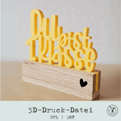 3D-gedruckter Schriftzug „Du bist 1. Klasse“ als Steckelement auf einem Holzklötzchen zur Einschulungsdeko