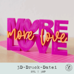 Zweifarbiger 3D-Schriftzug „More Love“ in Pink und Orange auf Bastelunterlage