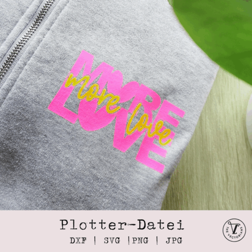 Plotterdatei MORE LOVE – pinker und grüner Schriftzug auf grauem Stoff, angebracht mit Bügelfolie, als DIY-Beispiel für Shirts oder Taschen, perfekt für Valentinstag, Hochzeit oder Geschenkideen.