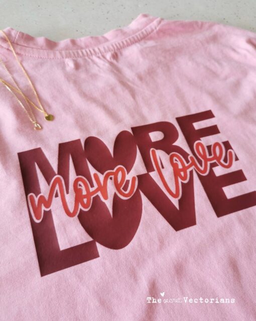 Plotterdatei „MORE LOVE“ – stylischer Schriftzug für Shirts, Taschen & Deko [Digital] – Bild 4