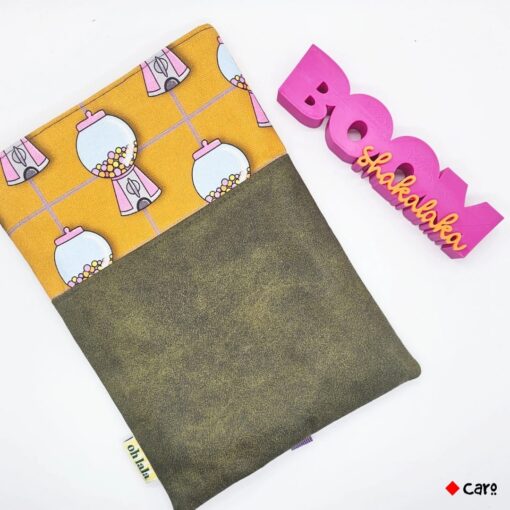 3D-gedruckter Schriftzug Boom Shakalaka in Pink und Orange auf Holzblock – DIY-Deko aus STL- und 3MF-Datei von The Vectorians