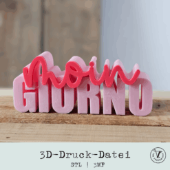 3D-gedruckter Schriftzug „Moingiorno“ in Rosa und Rot, auf Holzplatte stehend – DIY-Deko als STL- und 3MF-Datei zum Selberdrucken