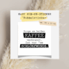 Rub-On Rubbelsticker mit Kaffee-Spruch „Zunge am heißen Kaffee verbrannt. Ist nur ’ne Schlürfwunde.“ im Format 85 × 55 mm, platziert auf weißem Hintergrund
