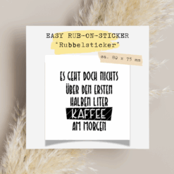 Rub-On Rubbelsticker mit schwarzem Kaffeespruch „Es geht doch nichts über den ersten halben Liter Kaffee am Morgen“ im Format 80 × 75 mm