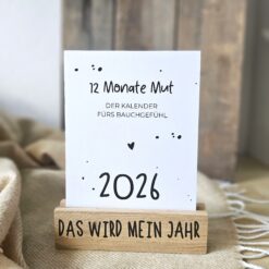 Motivationskalender 2026 von The Vectorians Jahreskalender Tischkalender mit Holzfuß und Foldover Klammer im Baumwollbeutel