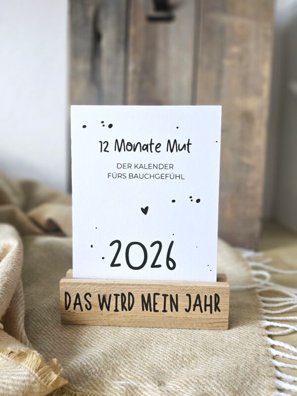 Motivationskalender 2026 von The Vectorians Jahreskalender Tischkalender mit Holzfuß und Foldover Klammer im Baumwollbeutel