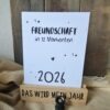 Freundekalender 2026 von The Vectorians Jahreskalender Tischkalender mit Holzfuß und Foldover Klammer im Baumwollbeutel