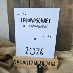 Freundekalender 2026 von The Vectorians Jahreskalender Tischkalender mit Holzfuß und Foldover Klammer im Baumwollbeutel
