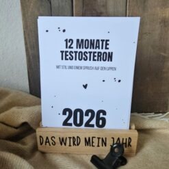 Männerkalender 2026 The Vectorians Jahreskalender Tischkalender mit Holzfuß und Foldover Klammer im Baumwollbeutel - Männerkalender