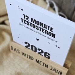 The Vectorians Jahreskalender Tischkalender mit Holzfuß und Foldover Klammer im Baumwollbeutel - Männerkalender