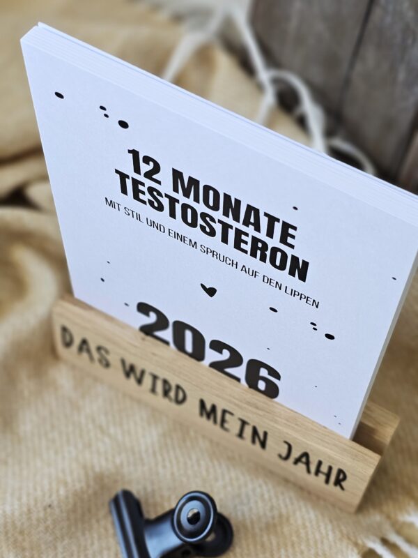 The Vectorians Jahreskalender Tischkalender mit Holzfuß und Foldover Klammer im Baumwollbeutel - Männerkalender