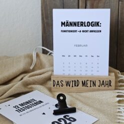 The Vectorians Jahreskalender Tischkalender mit Holzfuß und Foldover Klammer im Baumwollbeutel - Männerkalender