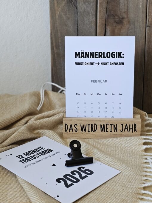 The Vectorians Jahreskalender Tischkalender mit Holzfuß und Foldover Klammer im Baumwollbeutel - Männerkalender