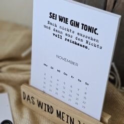 The Vectorians Jahreskalender Tischkalender mit Holzfuß und Foldover Klammer im Baumwollbeutel - Männerkalender