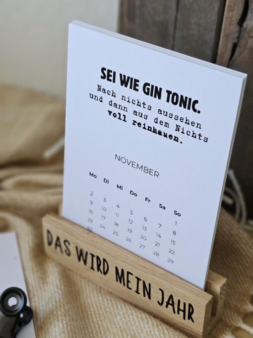 The Vectorians Jahreskalender Tischkalender mit Holzfuß und Foldover Klammer im Baumwollbeutel - Männerkalender