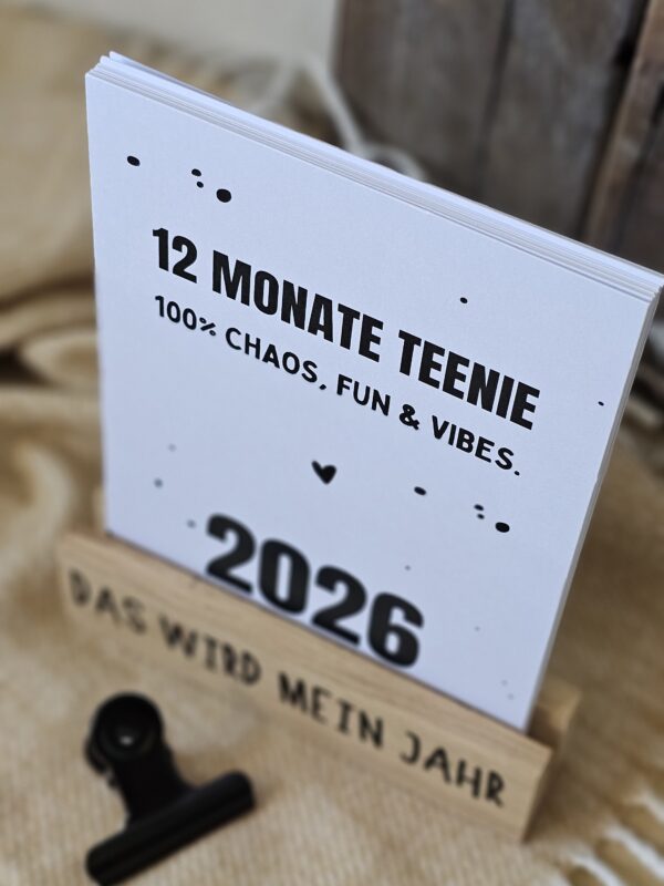 The Vectorians Jahrestischkalender Holzständer Klammer Teenie Jugendlicher