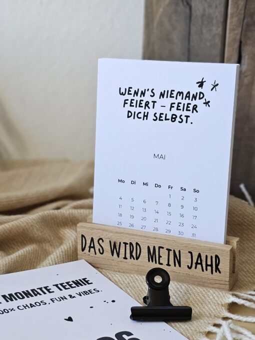The Vectorians Jahrestischkalender Holzständer Klammer Teenie Jugendlicher