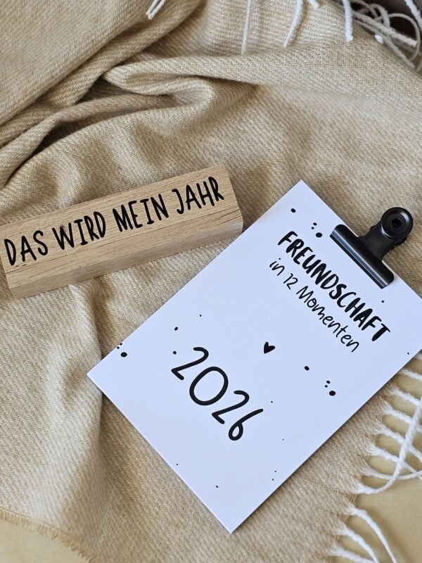 Freundekalender 2026 von The Vectorians Jahreskalender Tischkalender mit Holzfuß und Foldover Klammer im Baumwollbeutel