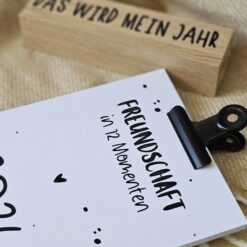 Freundekalender 2026 von The Vectorians Jahreskalender Tischkalender mit Holzfuß und Foldover Klammer im Baumwollbeutel