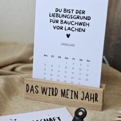 Freundekalender 2026 von The Vectorians Jahreskalender Tischkalender mit Holzfuß und Foldover Klammer im Baumwollbeutel