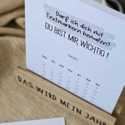 Freundekalender 2026 von The Vectorians Jahreskalender Tischkalender mit Holzfuß und Foldover Klammer im Baumwollbeutel