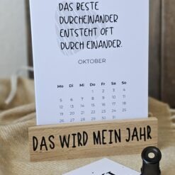 Freundekalender 2026 von The Vectorians Jahreskalender Tischkalender mit Holzfuß und Foldover Klammer im Baumwollbeutel