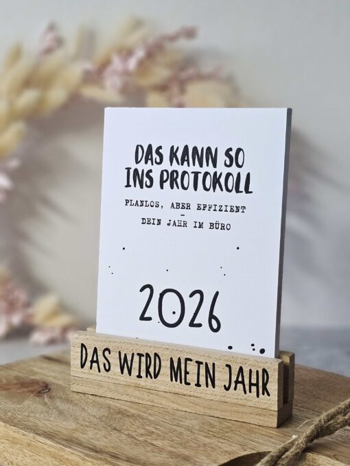 Bürokalender 2026 von The Vectorians Jahreskalender Tischkalender mit Holzfuß und Foldover Klammer im Baumwollbeutel