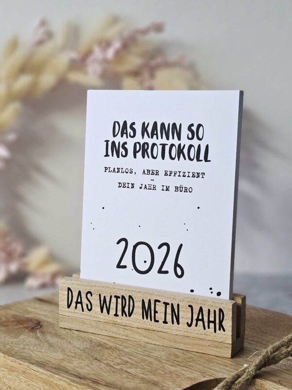 Bürokalender 2026 von The Vectorians Jahreskalender Tischkalender mit Holzfuß und Foldover Klammer im Baumwollbeutel