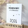 Freundschaft 2026 von The Vectorians Jahreskalender Tischkalender mit Holzfuß und Foldover Klammer im Baumwollbeutel