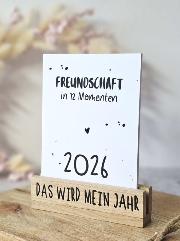 Freundschaft 2026 von The Vectorians Jahreskalender Tischkalender mit Holzfuß und Foldover Klammer im Baumwollbeutel