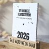 Männerkalender 2026 The Vectorians Jahreskalender Tischkalender mit Holzfuß und Foldover Klammer im Baumwollbeutel - Männerkalender