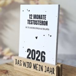 Männerkalender 2026 The Vectorians Jahreskalender Tischkalender mit Holzfuß und Foldover Klammer im Baumwollbeutel - Männerkalender