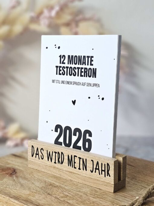 Männerkalender 2026 The Vectorians Jahreskalender Tischkalender mit Holzfuß und Foldover Klammer im Baumwollbeutel - Männerkalender