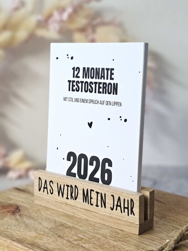 Männerkalender 2026 The Vectorians Jahreskalender Tischkalender mit Holzfuß und Foldover Klammer im Baumwollbeutel - Männerkalender
