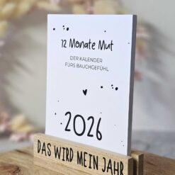 Motivation und Achtsamkeit 2026 von The Vectorians Jahreskalender Tischkalender mit Holzfuß und Foldover Klammer im Baumwollbeutel
