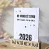 Teenie 2026 von The Vectorians Jahreskalender Tischkalender mit Holzfuß und Foldover Klammer im Baumwollbeutel