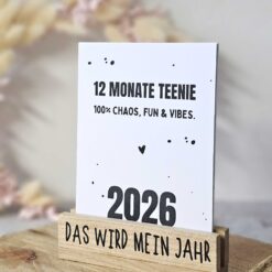 Teenie 2026 von The Vectorians Jahreskalender Tischkalender mit Holzfuß und Foldover Klammer im Baumwollbeutel