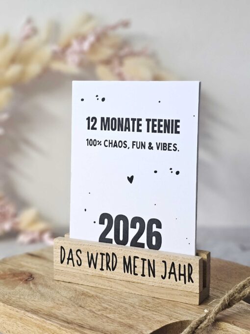 Teenie 2026 von The Vectorians Jahreskalender Tischkalender mit Holzfuß und Foldover Klammer im Baumwollbeutel